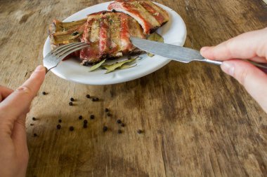 Domuz kaburga baharatlar ile füme