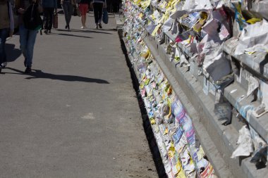 Duvarda yırtık reklamlara ve yakın çekim