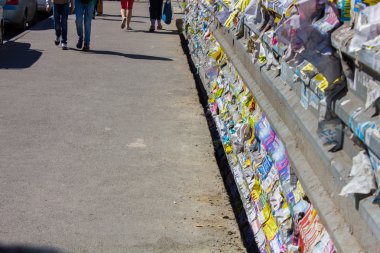 Duvarda yırtık reklamlara ve yakın çekim