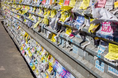 Duvarda yırtık reklamlara ve yakın çekim