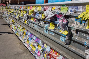 Duvarda yırtık reklamlara ve yakın çekim