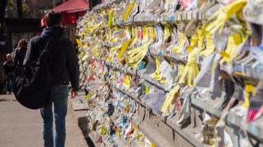 Duvarda yırtık reklamlara ve yakın çekim