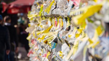 Duvarda yırtık reklamlara ve yakın çekim