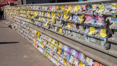 Duvarda yırtık reklamlara ve yakın çekim