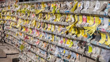 Duvarda yırtık reklamlara ve yakın çekim