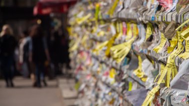 Duvarda yırtık reklamlara ve yakın çekim