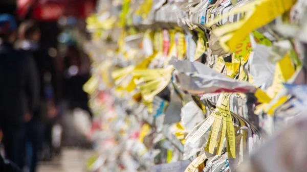 Duvarda yırtık reklamlara ve yakın çekim