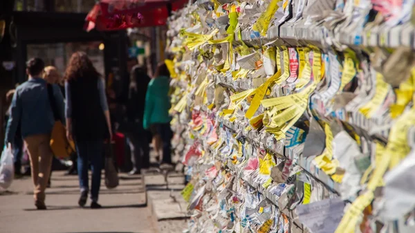 Duvarda yırtık reklamlara ve yakın çekim