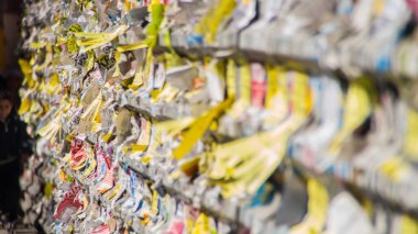 Duvarda yırtık reklamlara ve yakın çekim