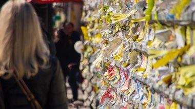 Duvarda yırtık reklamlara ve yakın çekim