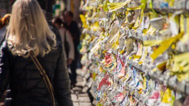 Duvarda yırtık reklamlara ve yakın çekim