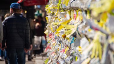 Duvarda yırtık reklamlara ve yakın çekim