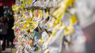 Duvarda yırtık reklamlara ve yakın çekim