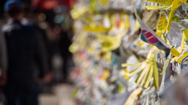 Duvarda yırtık reklamlara ve yakın çekim