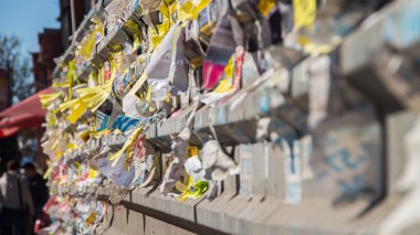 Duvarda yırtık reklamlara ve yakın çekim