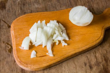Bir ahşap tahta üzerine soğan dilimlenmiş