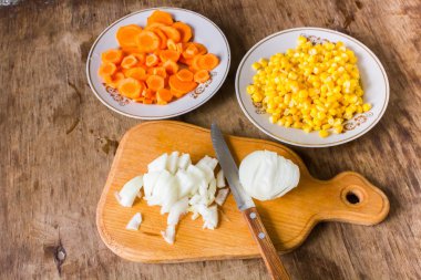 Dilimlenmiş soğan, havuç ve Mısır