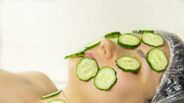 Tatlı kadın yüzüne salatalık ile