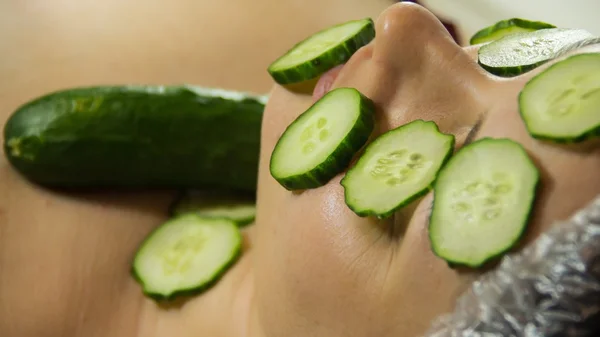 Primeros planos mujer en la cara con pepino — Foto de Stock