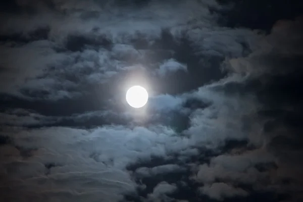 Mond in bewölkter Nacht — Stockfoto