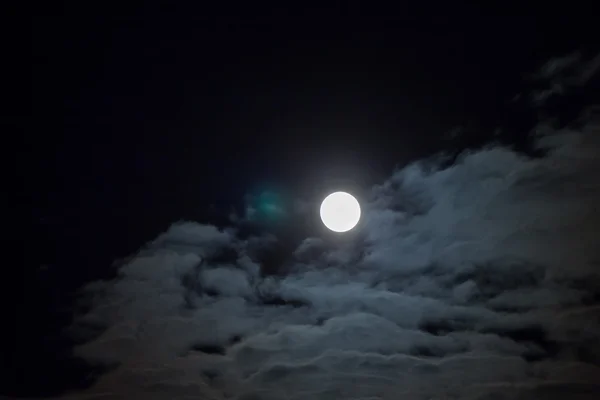 Luna en la noche nublada — Foto de Stock