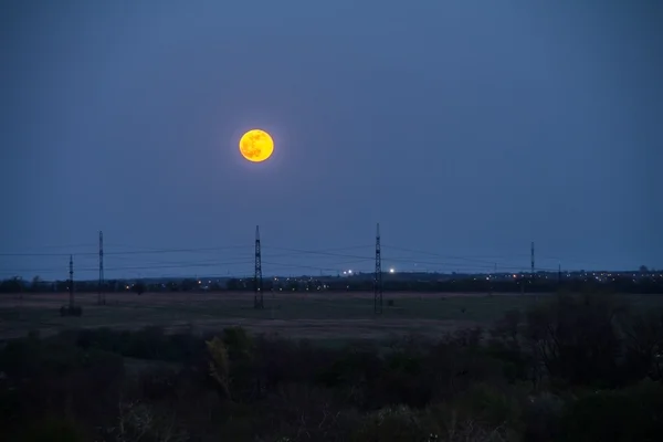 Luna llena en el cielo oscuro — Foto de Stock