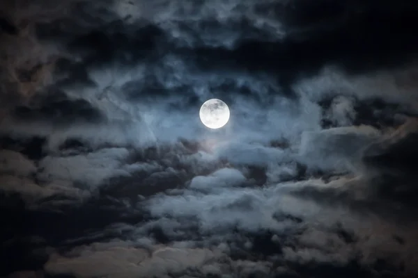 Maan op bewolkte nacht Stockfoto