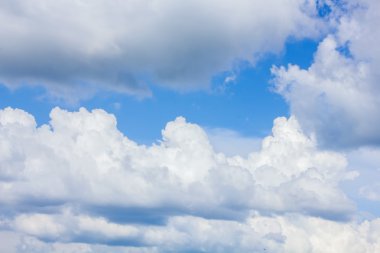 Beyaz bulutlu mavi gökyüzü