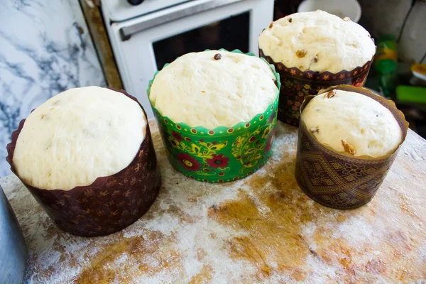 Bir tencerede üzümlü çiğ hamur