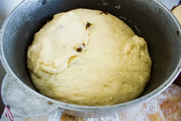 Bir tencerede üzümlü çiğ hamur