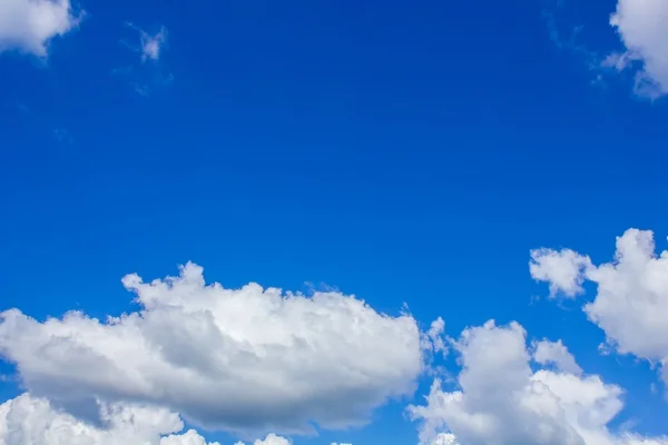 Blauwe lucht met witte wolken Stockfoto