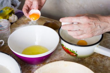 Kadın çiğ yumurta tatili