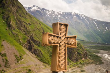 Dağ manzarası ve Hıristiyan çapraz Kafkasya