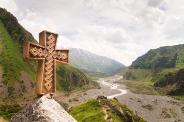 Dağ manzarası ve Hıristiyan çapraz Kafkasya