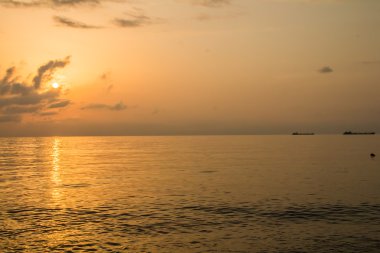 Denizin üzerinde güzel bir gün batımı