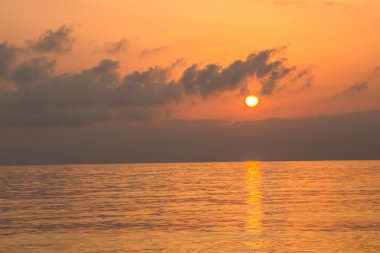 Denizin üzerinde güzel bir gün batımı