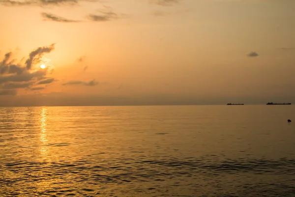 Denizin üzerinde güzel bir gün batımı