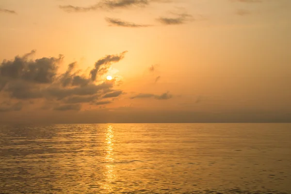 Denizin üzerinde güzel bir gün batımı