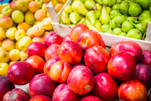 Mnoho ovoce a zeleniny. barevné složení. — Stock fotografie