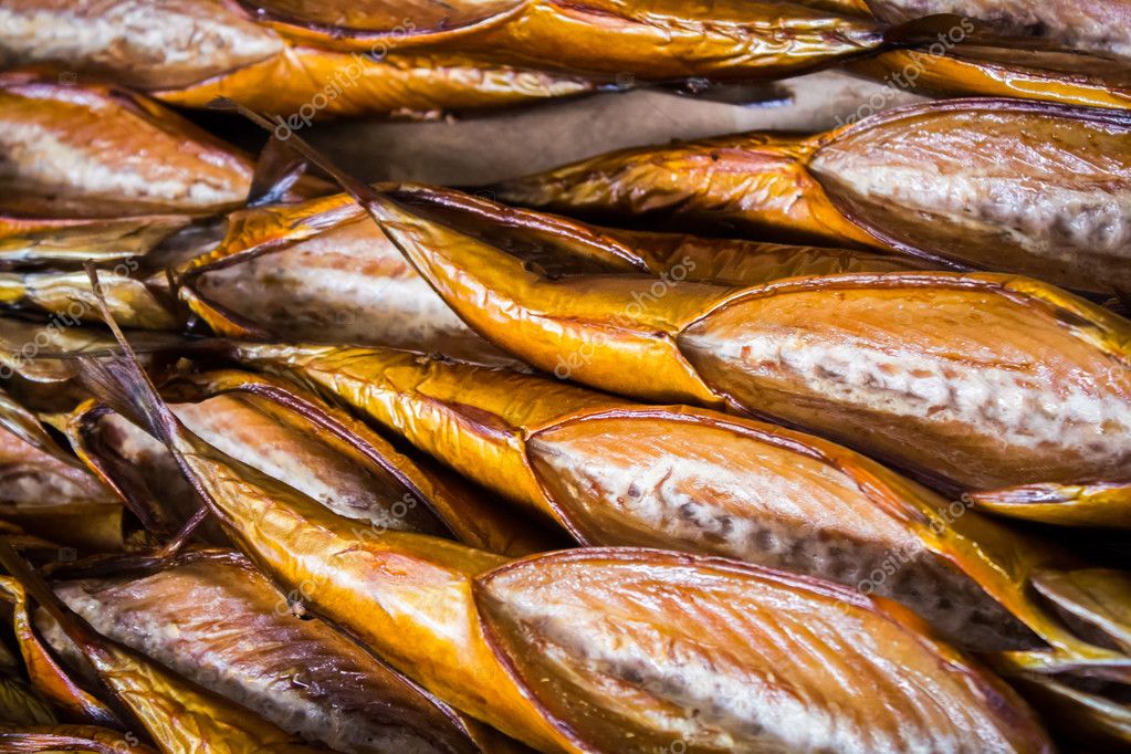 Белый налет на вяленой рыбе. Копченая рыба плесень. Рыба копченая в медицинская сетка. Копченая рыба плесень. Дефекты вяленой рыбы.