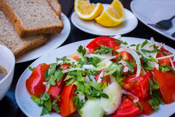 Salat mit Tomaten — Stockfoto