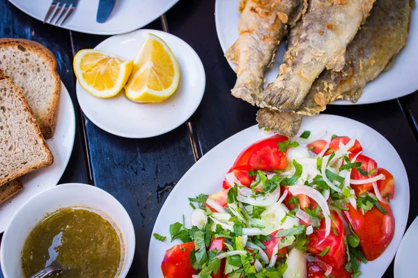 Peixe frito com ervas frescas e limão — Fotografia de Stock