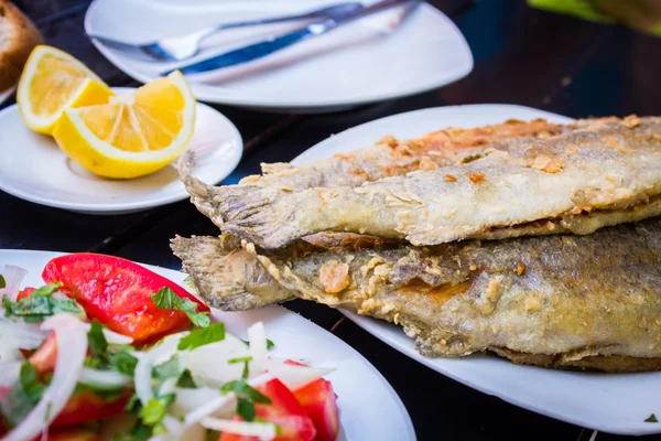 Fried fish with fresh herbs and lemon — Stock Photo, Image