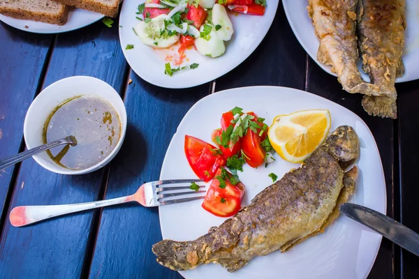 Taze bitki ve limonlu kızarmış balık.