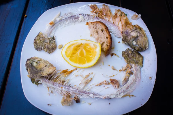 Raspas de peixe frito — Fotografia de Stock