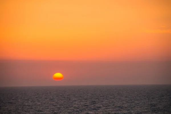 Denizin üzerinde güzel bir gün batımı
