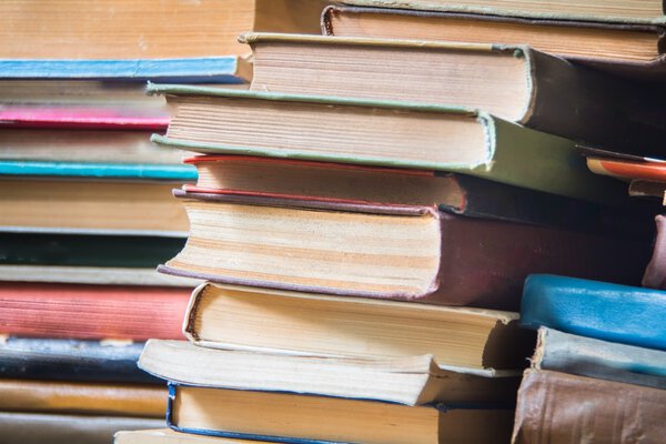 Разнообразие книг крупным планом
