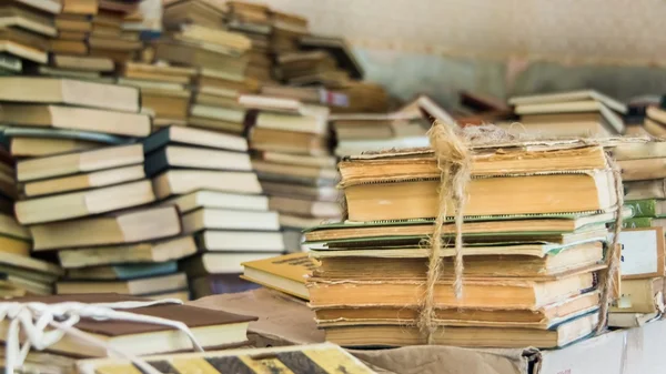 Libri sparsi in pila sciatta — Foto Stock