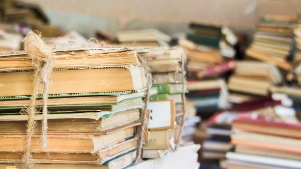 Книги, разбросанные по небрежной куче — стоковое фото