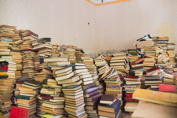 Özensiz küme içinde dağınık kitaplar